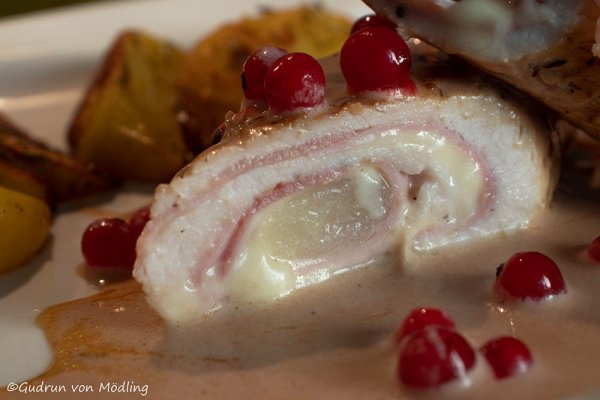 Putenrollen gefüllt mit Spargel, Schinken und Käse in einer ...